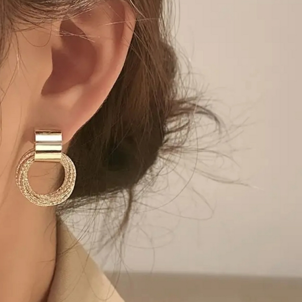 Classy little hoop earrings Gold tone. Lightweight - Picture 2 of 2